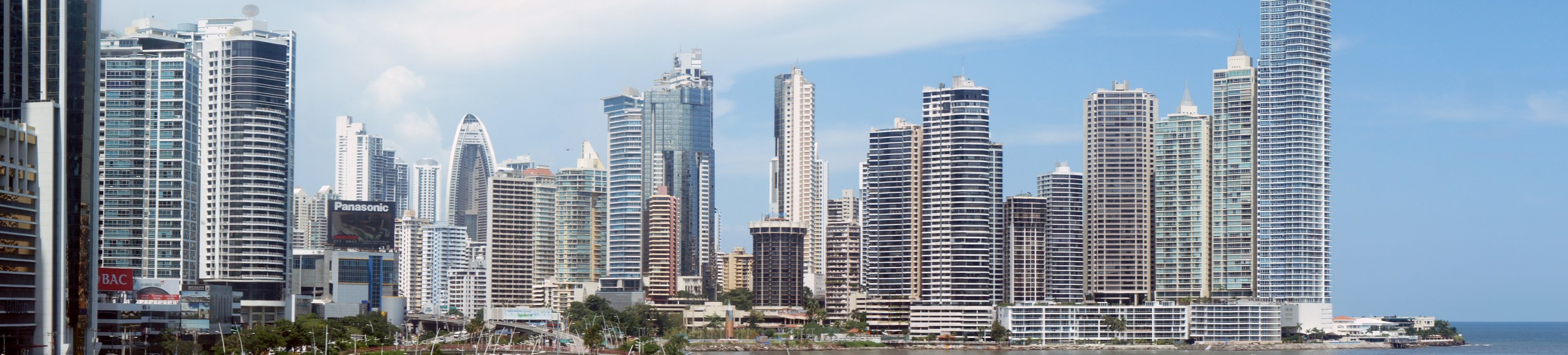 Vista panorámica de la ciudad de Panamá frente al mar